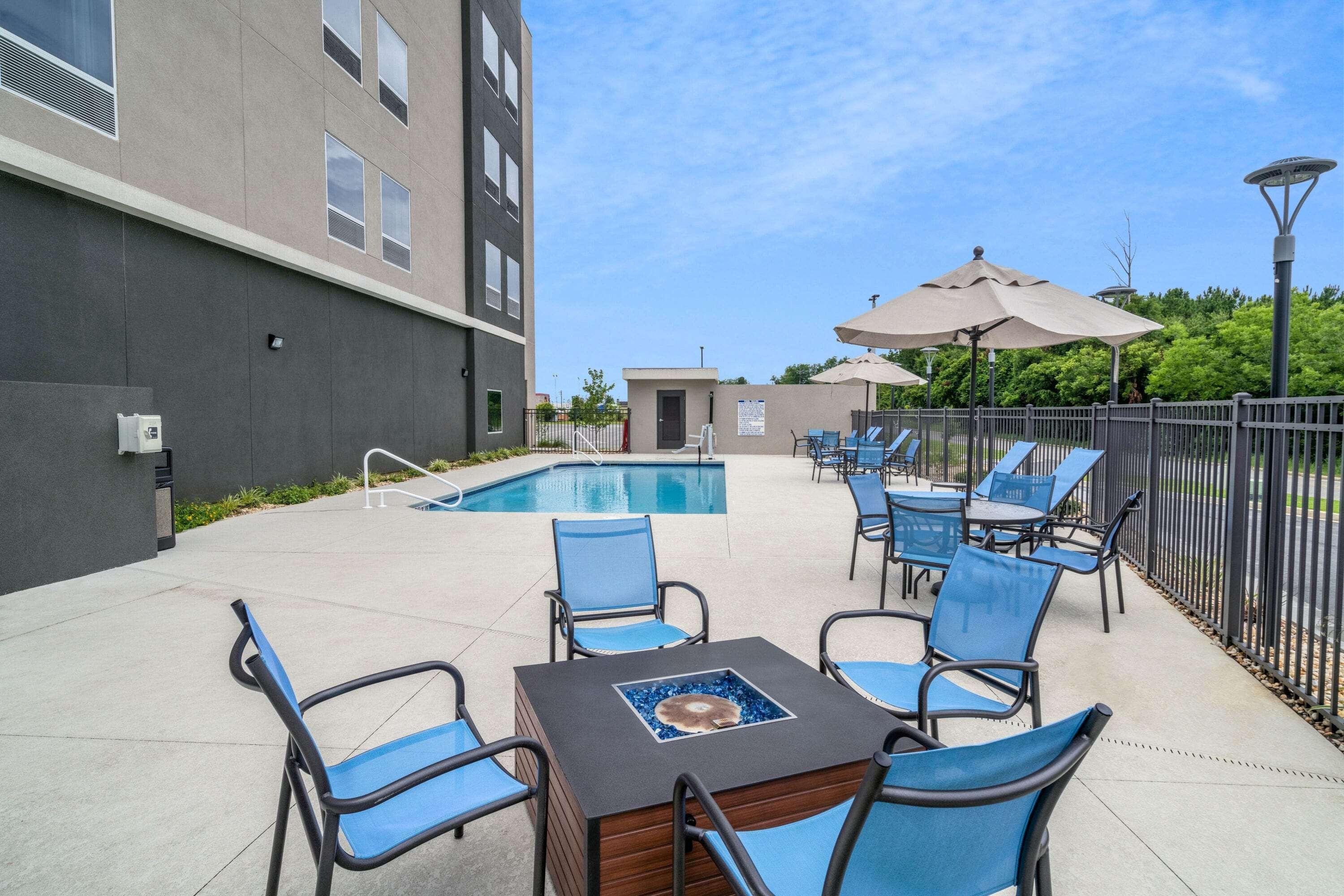 La Quinta Inn & Suites By Wyndham טיפטון מראה חיצוני תמונה