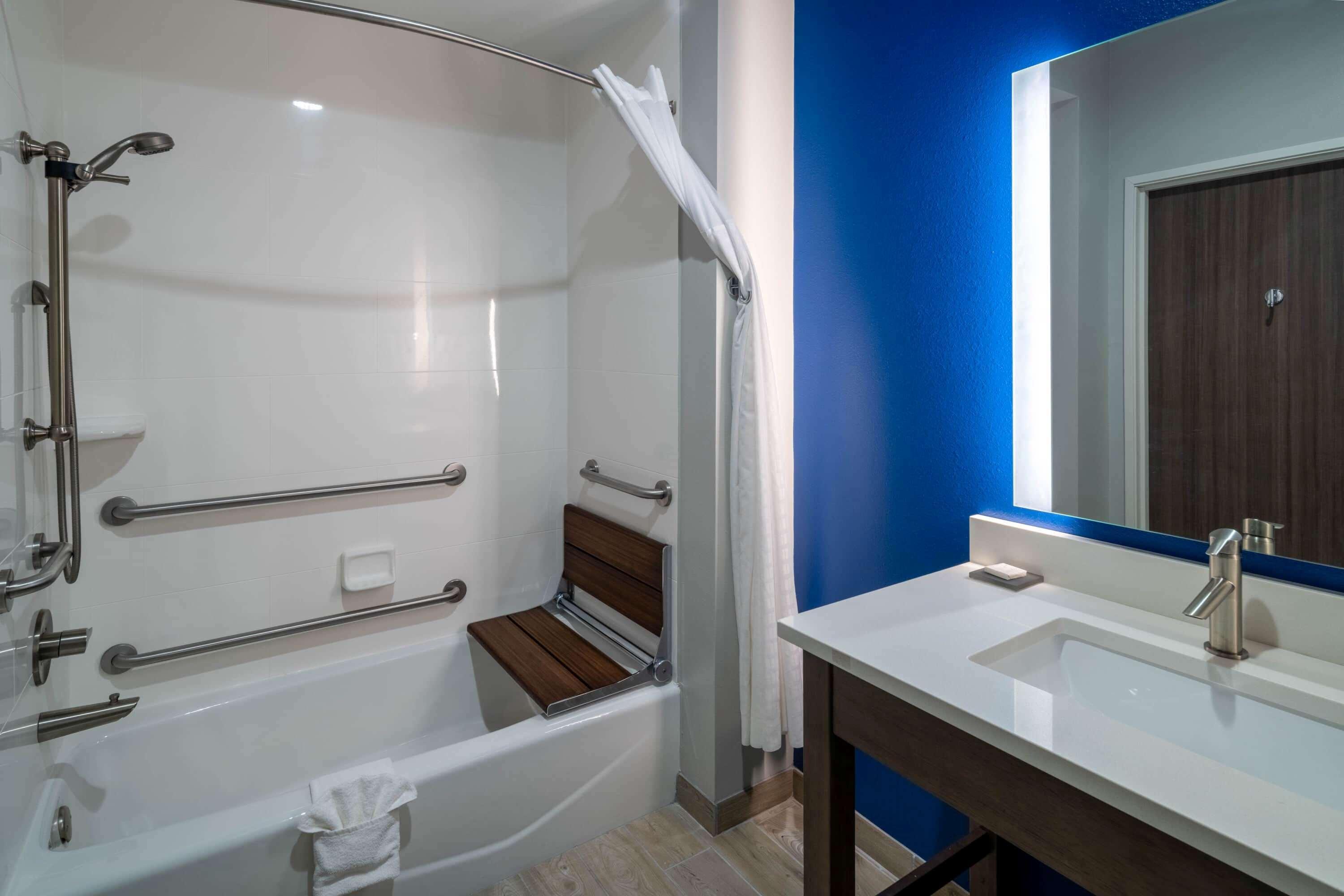 La Quinta Inn & Suites By Wyndham טיפטון מראה חיצוני תמונה